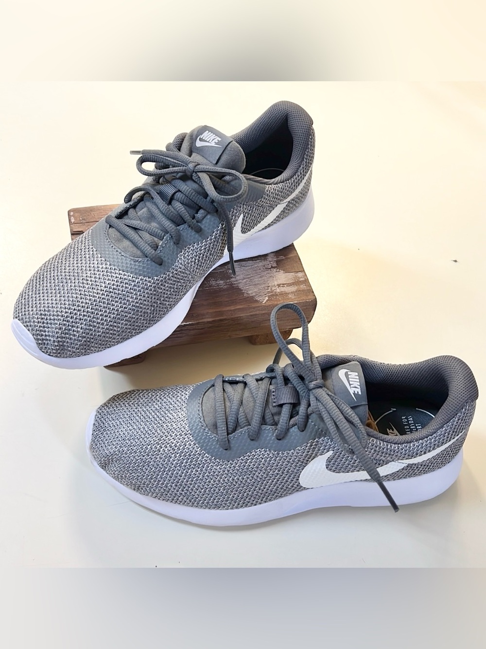 Nike Tanjun Women’s Gray Breathable Mesh Sneakers Athletic Running Shoes Size 10